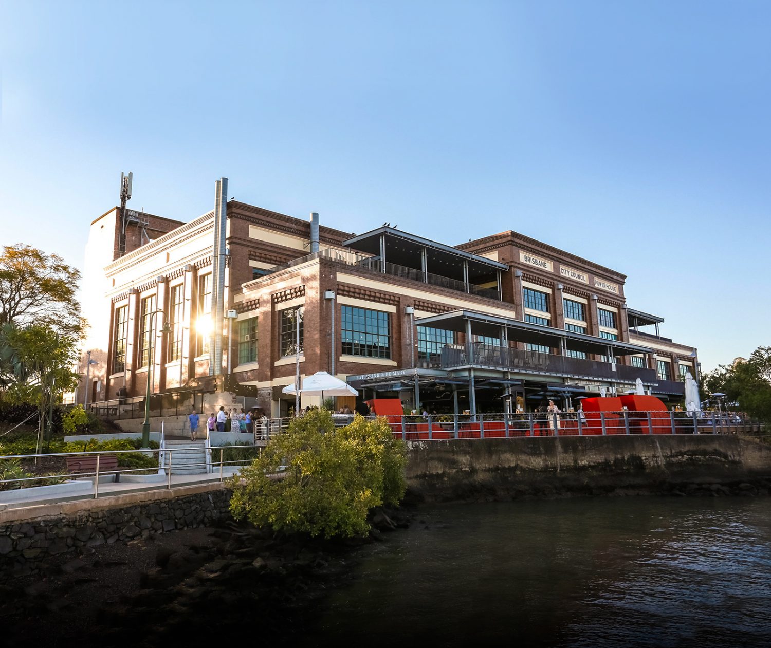 Encapsulating the relaxed Brisbane lifestyle with uninterrupted river views, sun-drenched terraces and an all-day dining menu.